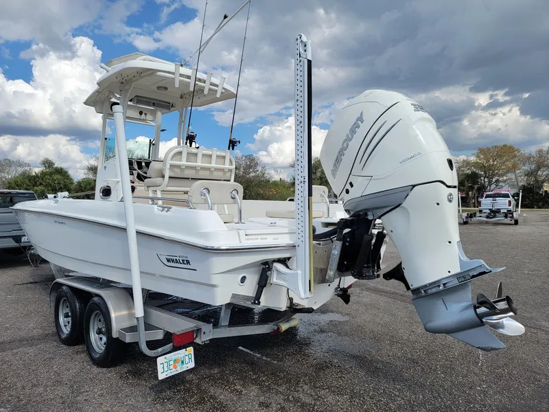 Slide: The Image of Boston Whaler 240 Dauntless 2018 - 11