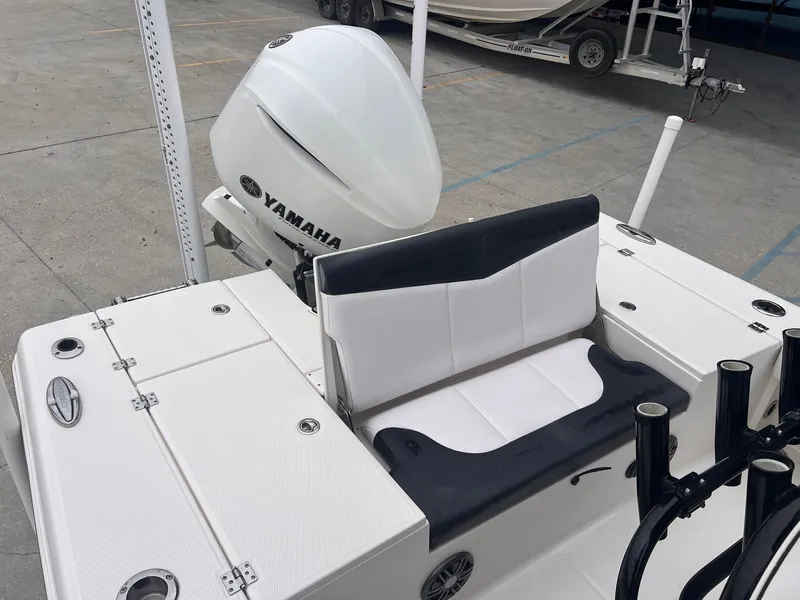 Slide: The Image of Robalo 246 Cayman 2019 - 13