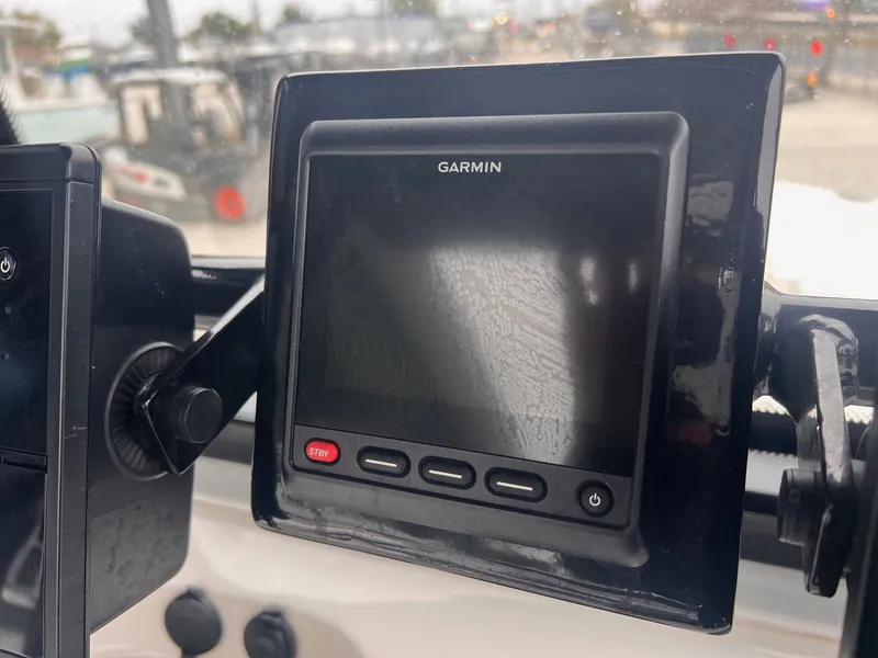 Slide: The Image of Robalo 246 Cayman 2019 - 17