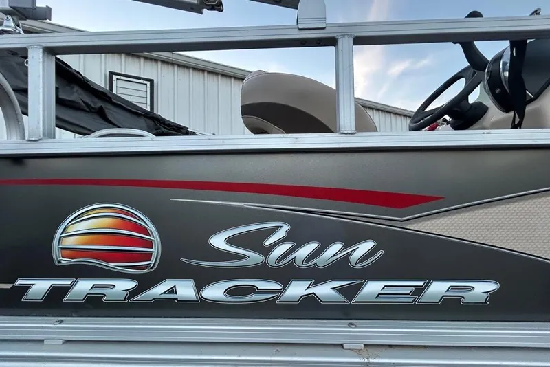 Slide: The Image of Control panel of 2019 Sun Tracker Party Barge 18 DLX with power and volume buttons. - 25