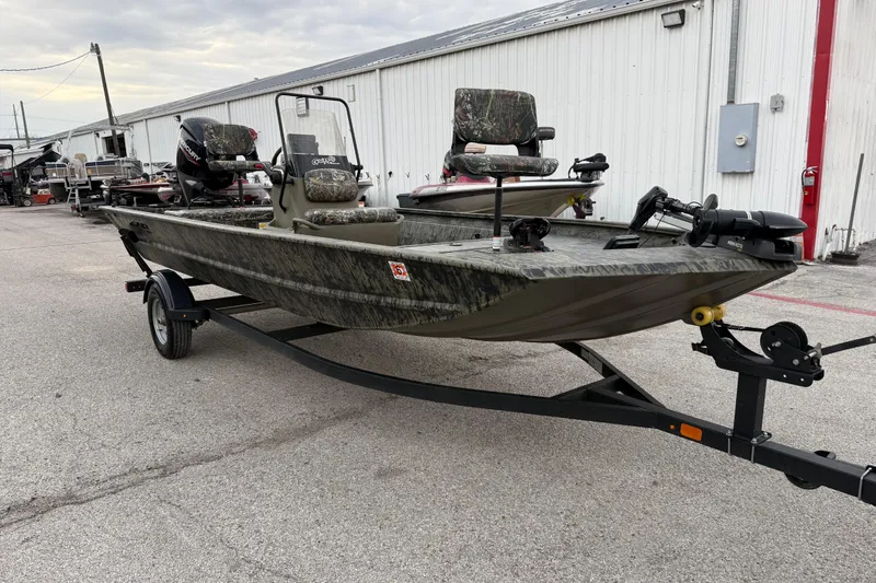 Slide: The Image of Display screen showing RPM range and engine hours for Tracker Grizzly 1860 MVX CC, 2025 model. - 21