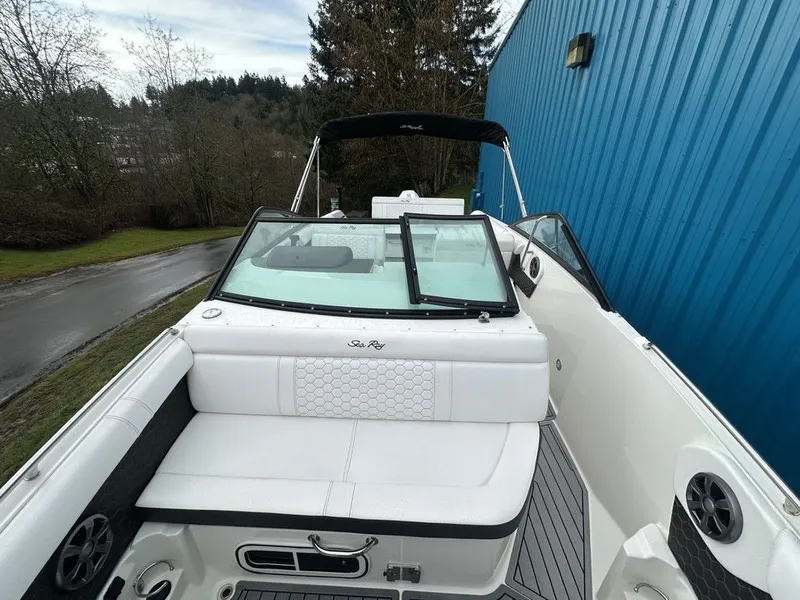 Slide: The Image of Sea Ray SDX 250 Outboard 2019 - 13