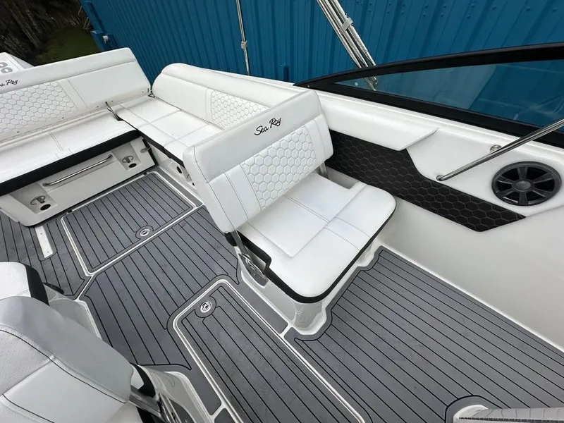 Slide: The Image of Sea Ray SDX 250 Outboard 2019 - 15