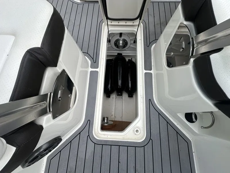 Slide: The Image of Sea Ray SDX 250 Outboard 2019 - 17