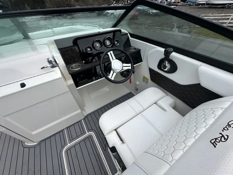 Slide: The Image of Sea Ray SDX 250 Outboard 2019 - 9