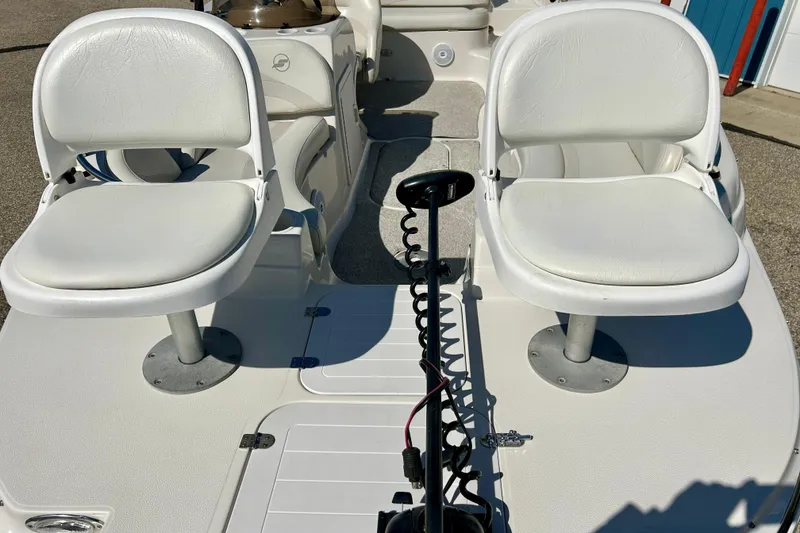 Slide: The Image of 2004 Starcraft Aurora 2000 OB boat with dual white swivel seats and trolling motor. - 15