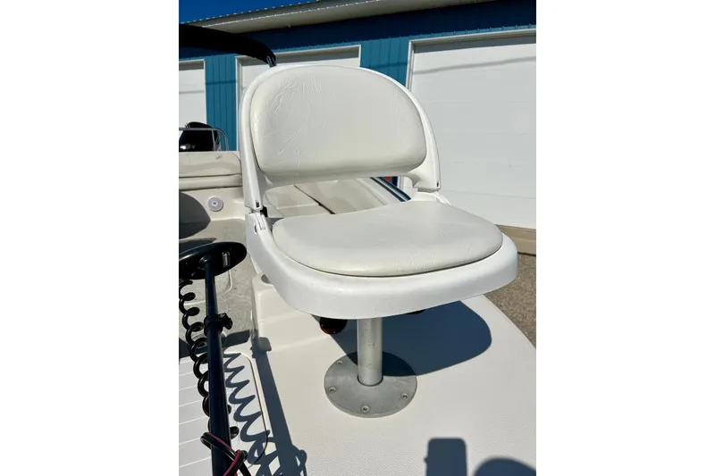 Slide: The Image of White seat on 2004 Starcraft Aurora 2000 OB boat, outdoor setting. - 16