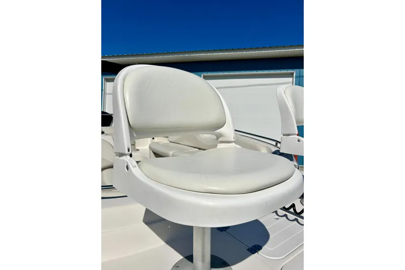 Slide: The Image of White seat on 2004 Starcraft Aurora 2000 OB boat under clear blue sky. - 17