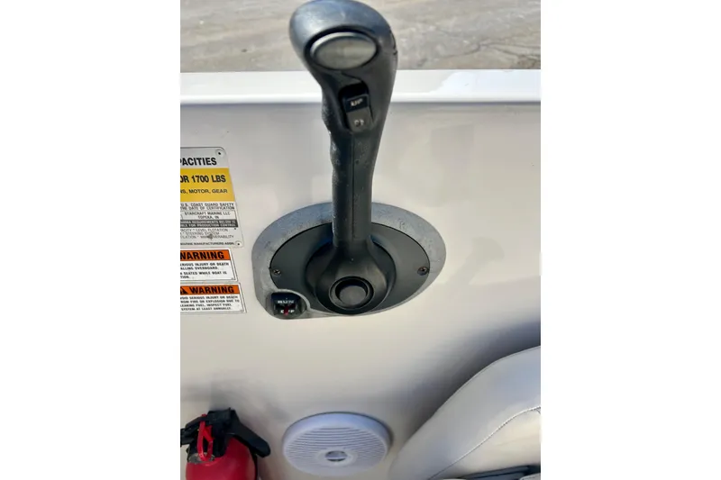 Slide: The Image of Throttle control of 2004 Starcraft Aurora 2000 OB boat with safety warnings visible. - 34