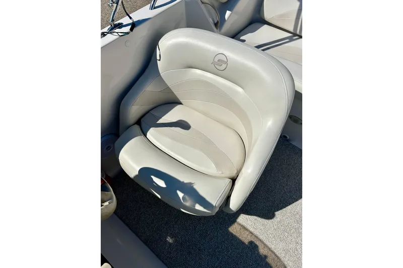 Slide: The Image of 2004 Starcraft Aurora 2000 OB boat seat, white leather, sleek design. - 36
