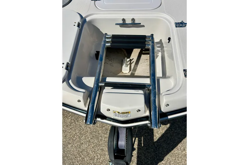 Slide: The Image of 2004 Starcraft Aurora 2000 OB boat ladder and storage compartment. - 52