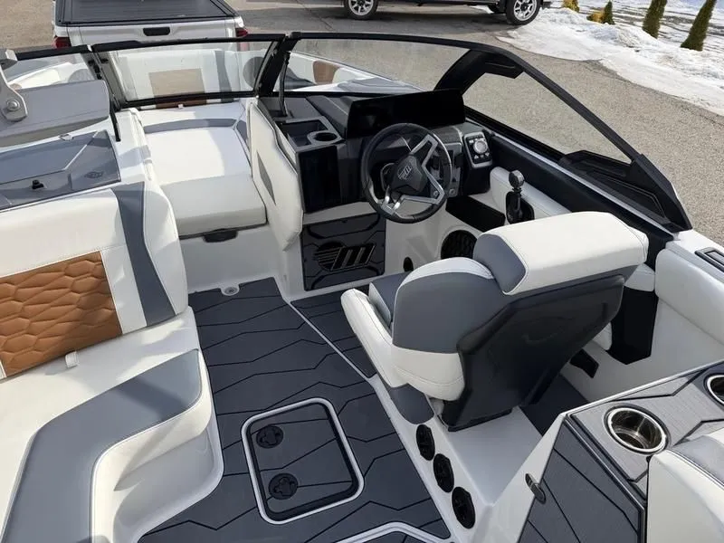 Slide: The Image of Malibu Wakesetter 24 MXZ 2025 - 12