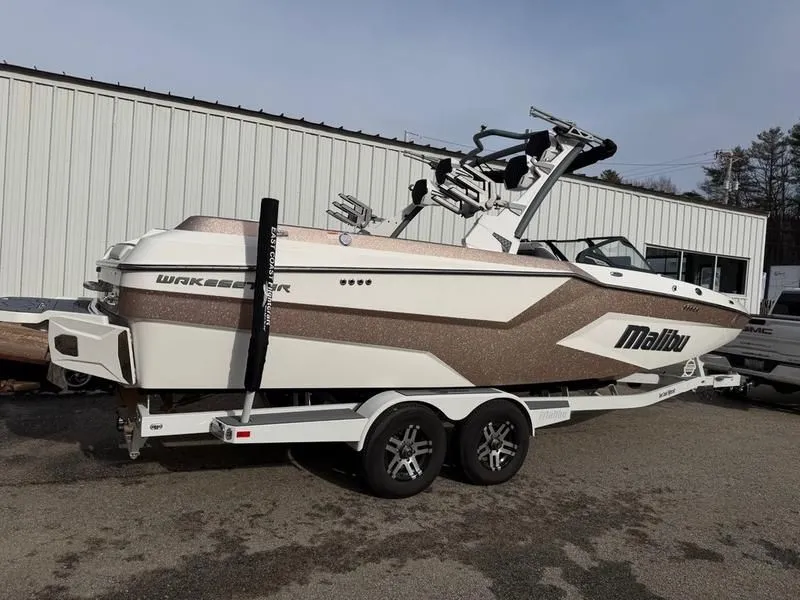 Slide: The Image of Malibu Wakesetter 24 MXZ 2025 - 17