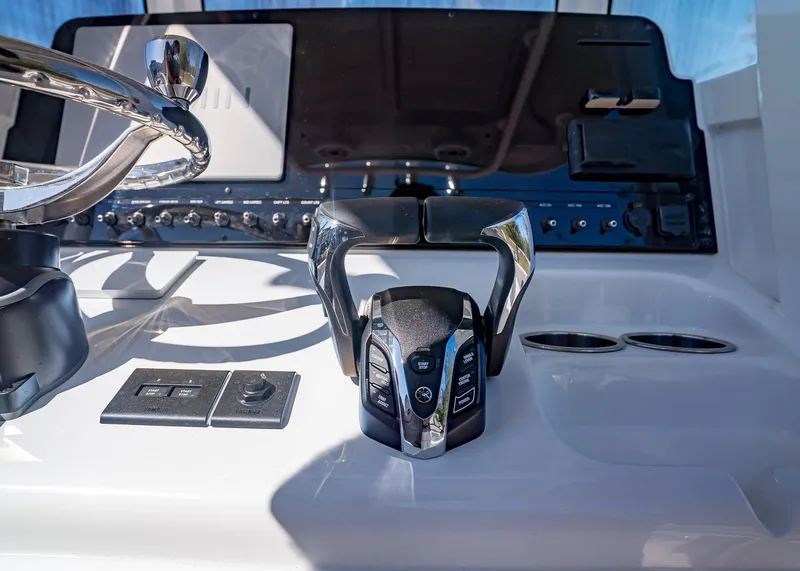 Slide: The Image of Sea Hunt Ultra 265 SE 2026 - 20