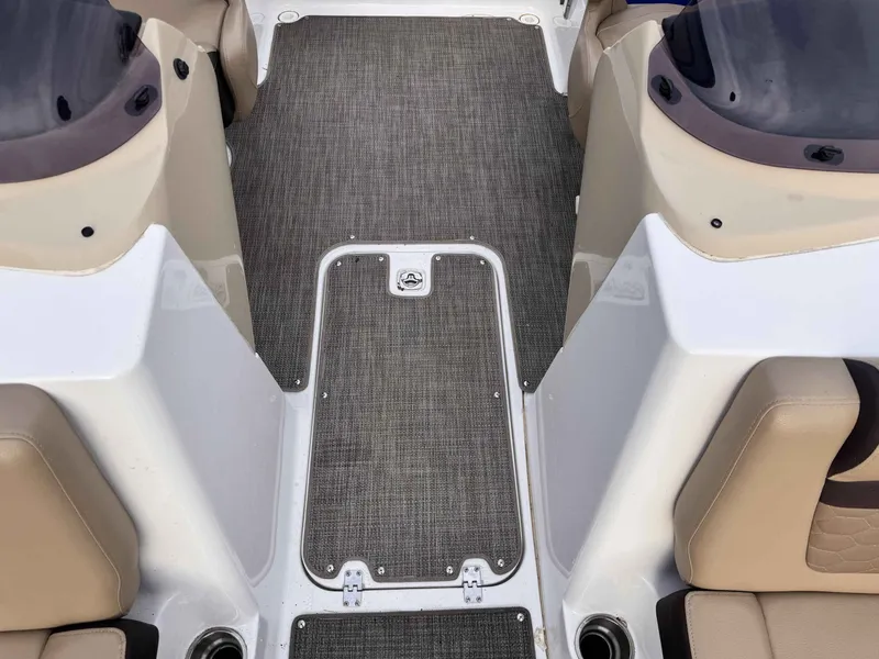 Slide: The Image of Hurricane 192 SS 2020 - 10