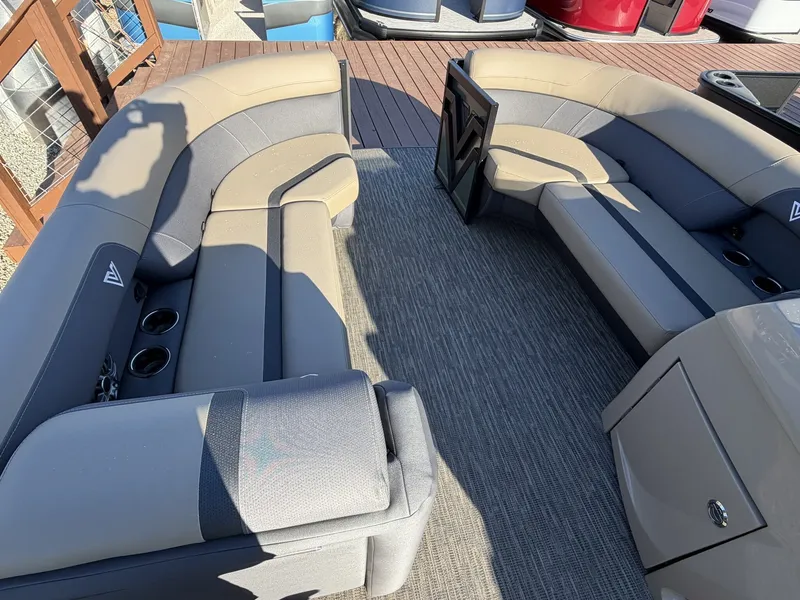 Slide: The Image of Viaggio Lago X 22U-TRITOON-HONDA 200 2026 - 3