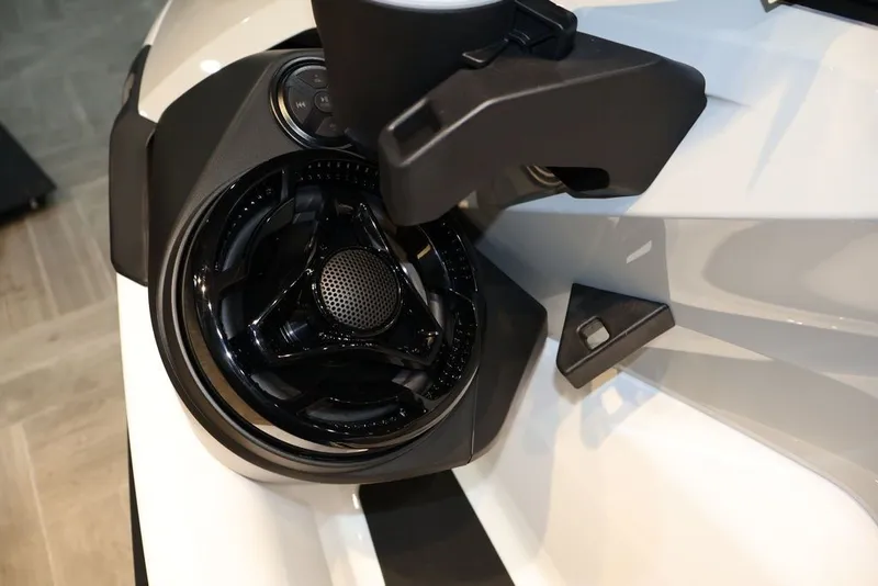 Slide: The Image of Sea-Doo FishPro Sport 170 2026 - 12