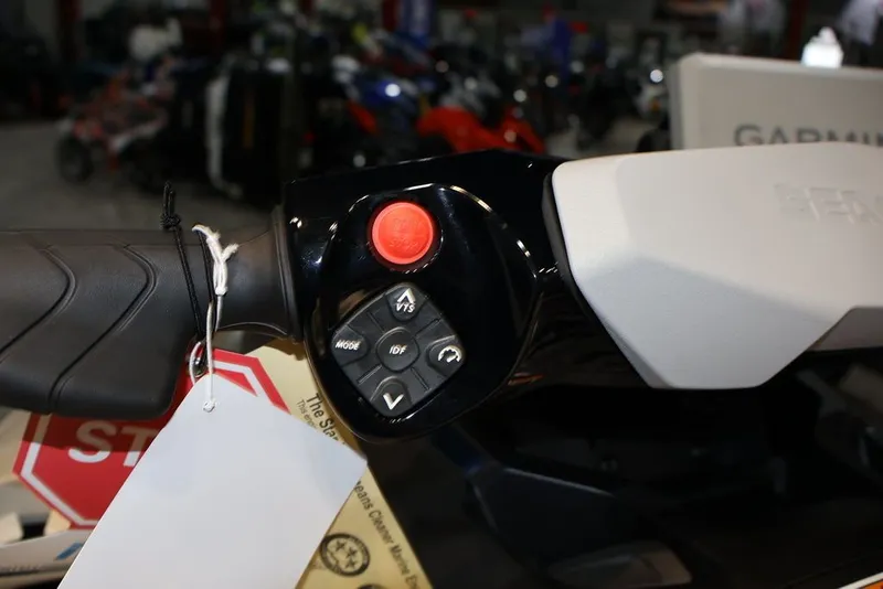 Slide: The Image of Sea-Doo FishPro Sport 170 2026 - 13