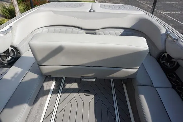 Slide: The Image of Malibu Wakesetter 25 LSV 2018 - 24