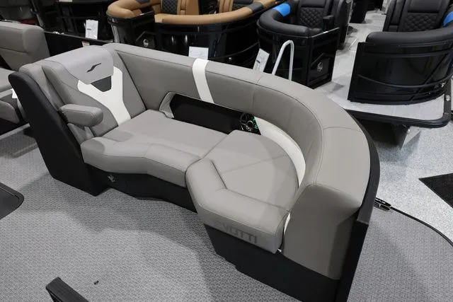 Slide: The Image of Evotti 523 CS OMNI Chaise 2026 - 11