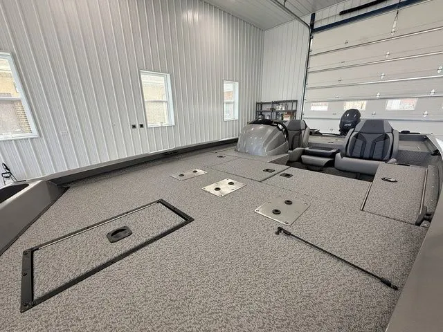 Slide: The Image of Interior of Yamaha Boats SPSMN 1710PFX 2026 VNL in a garage. - 10