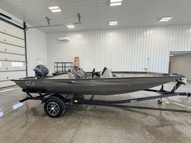 Slide: The Image of Yamaha Boats SPSMN 1710PFX 2026 VNL in a garage. - 4