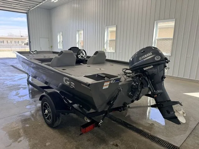 Slide: The Image of Yamaha Boats SPSMN 1710PFX 2026 VNL in a garage. - 7