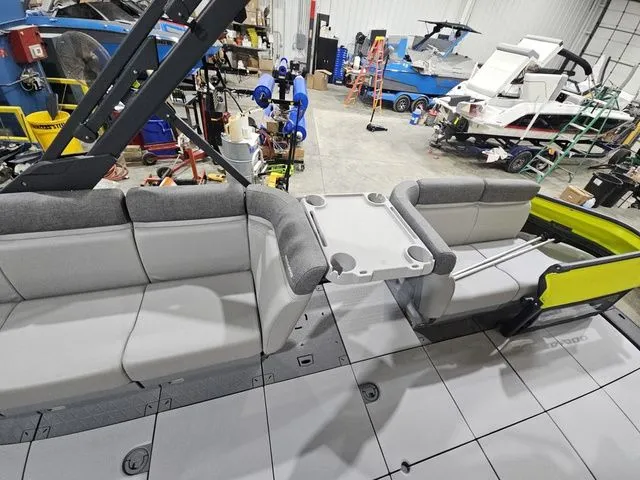 Slide: The Image of Sea-Doo Switch Cruise 18 2022 - 10