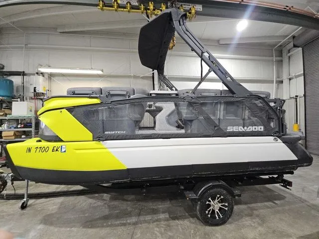 Slide: The Image of Sea-Doo Switch Cruise 18 2022 - 8