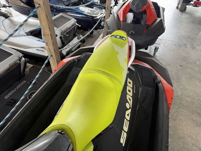 Slide: The Image of Sea-Doo Spark Trixx 3up 2020 - 6