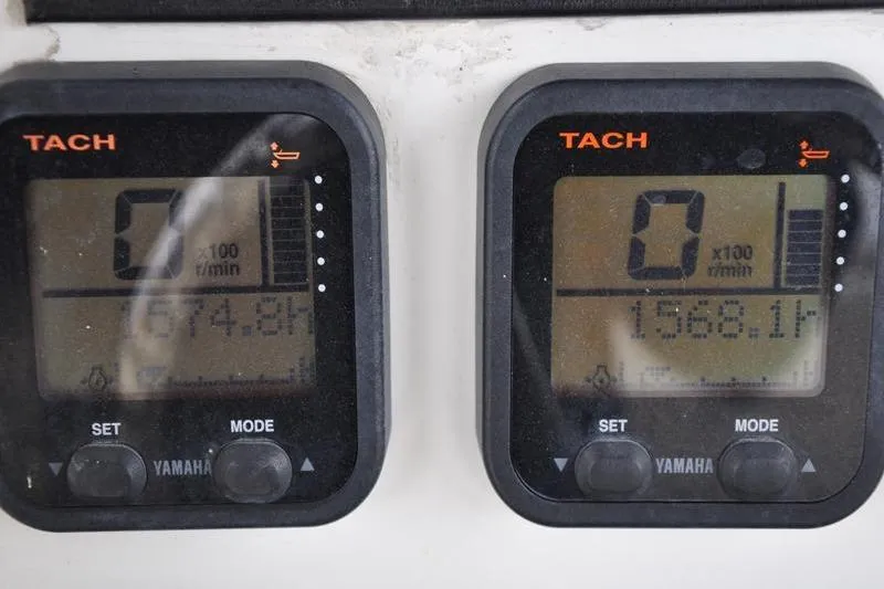 Slide: The Image of Yamaha tachometers on 2006 Pursuit 2570 Center Console, displaying engine hours. - 41