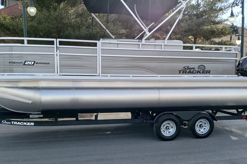 Slide: The Image of 2026 Sun Tracker Fishin' Barge 20 DLX pontoon boat on trailer, side view. - 102