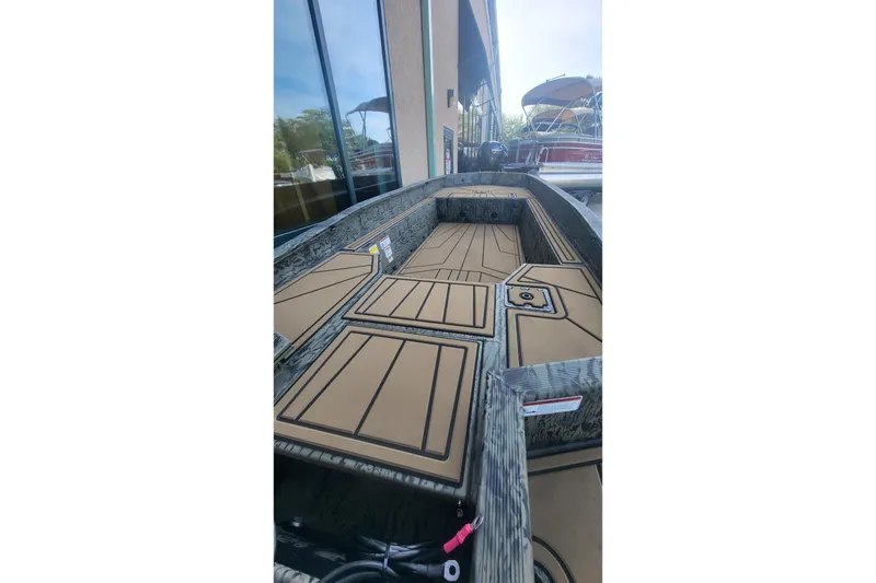 Slide: The Image of 2026 Tracker Grizzly 1650 T Prairie Wings Edition boat interior with camo design. - 34