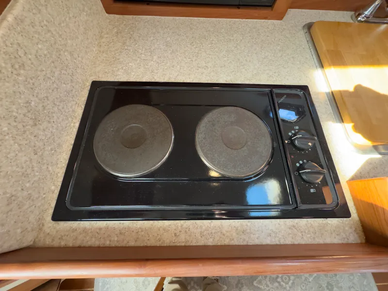 Slide: The Image of 2004 Mainship Pilot 34 kitchen area with stove. - 25