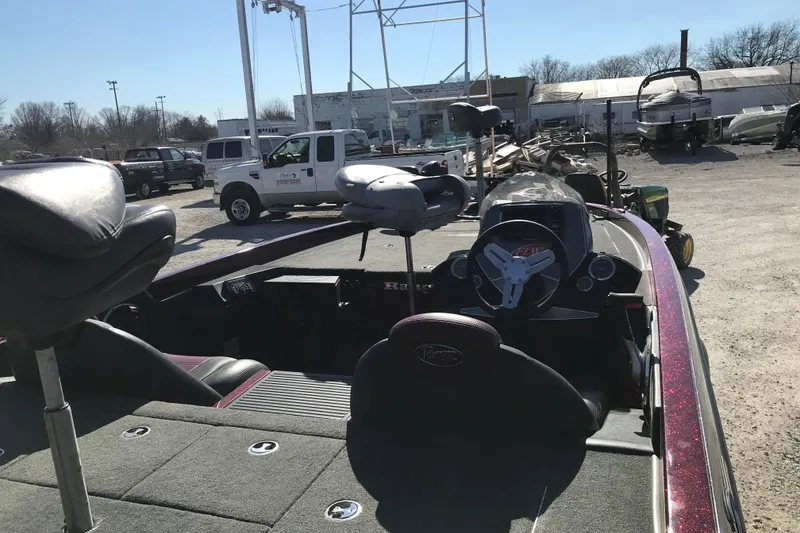 Slide: The Image of 2016 Ranger Z118 Comanche boat in outdoor lot, featuring steering console and seating. - 15