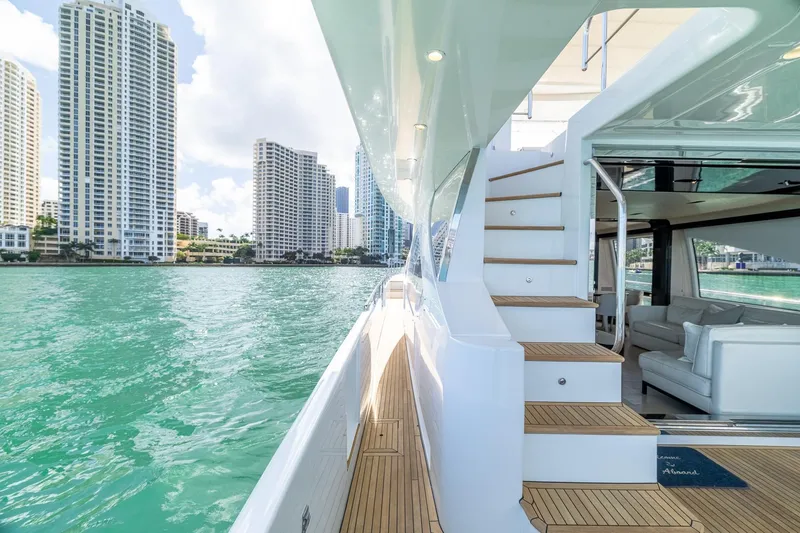 Slide: The Image of Luxurious 2015 Azimut 80 yacht with modern interior, cruising near city skyscrapers. - 65
