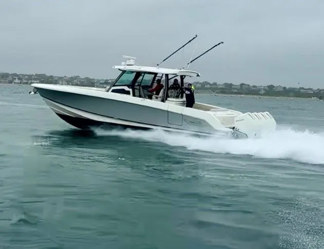 Slide: The Image of Boston Whaler 380 Outrage 2021 - 13