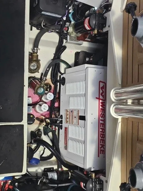 Slide: The Image of Boston Whaler 380 Outrage 2021 - 39