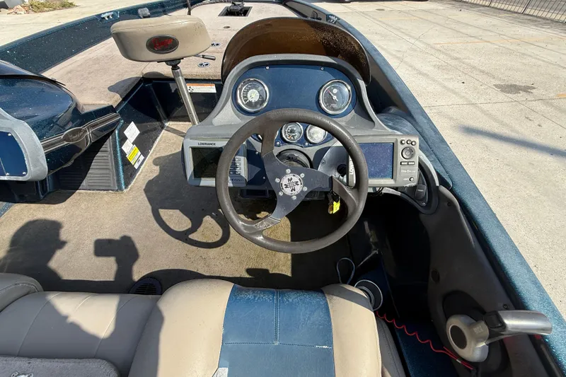Slide: The Image of 2007 Ranger 188 VS boat cockpit with steering wheel and control panel. - 12