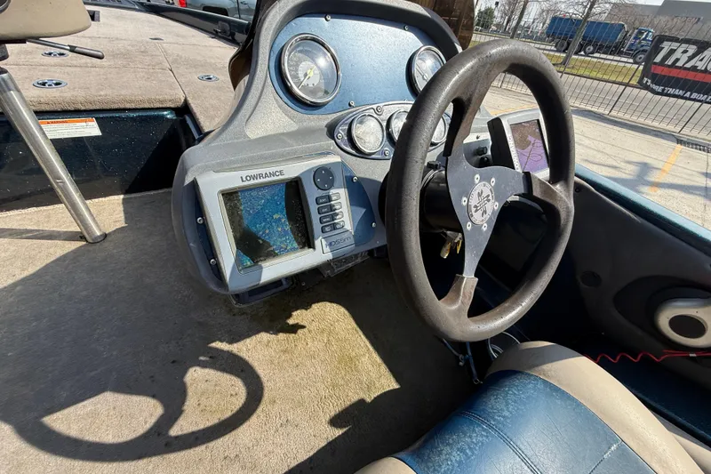 Slide: The Image of 2007 Ranger 188 VS boat dashboard with steering wheel and Lowrance fishfinder. - 13