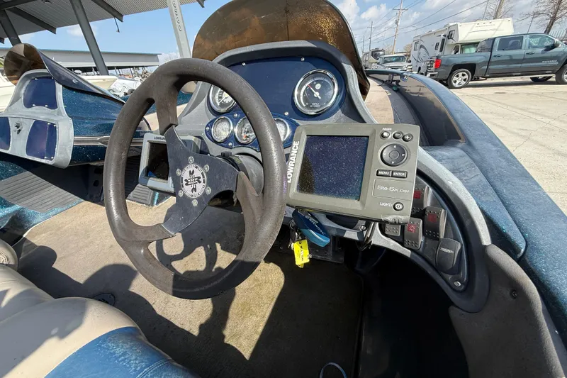 Slide: The Image of 2007 Ranger 188 VS boat dashboard with steering wheel and Lowrance fish finder. - 14