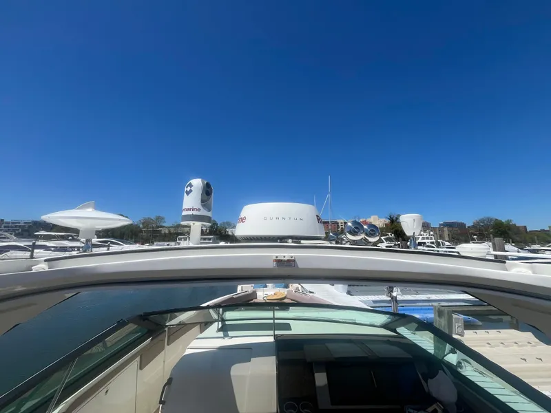 Slide: The Image of 2018 Sea Ray SLX 400 yacht with radar equipment under clear blue sky. - 7