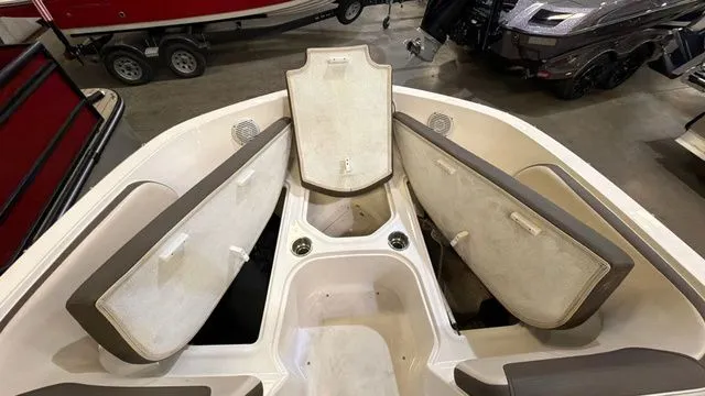 Slide: The Image of Bayliner VR5 Bowrider 2018 - 13