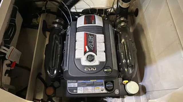 Slide: The Image of Bayliner VR5 Bowrider 2018 - 18