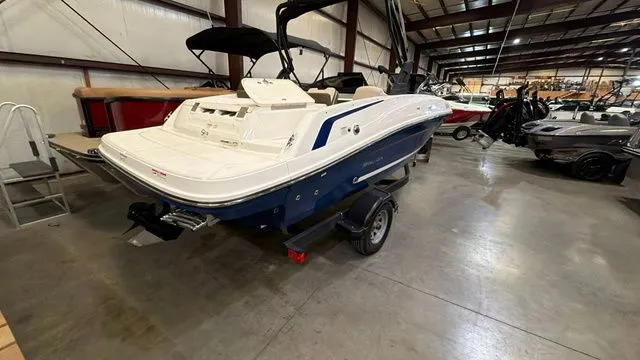 Slide: The Image of Bayliner VR5 Bowrider 2018 - 6
