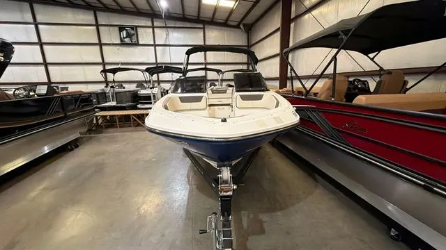 Slide: The Image of Bayliner VR5 Bowrider 2018 - 8