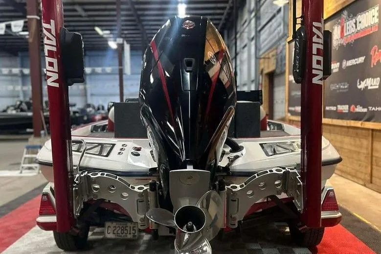 Slide: The Image of 2021 Ranger Z521L boat with Talon anchors in a showroom. - 5