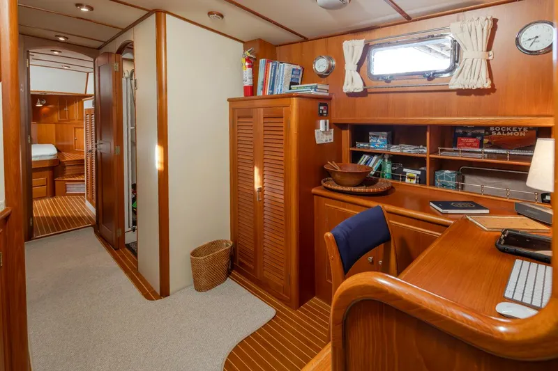 Slide: The Image of Interior of 2003 Grand Banks 54 Eastbay SX yacht. - 28