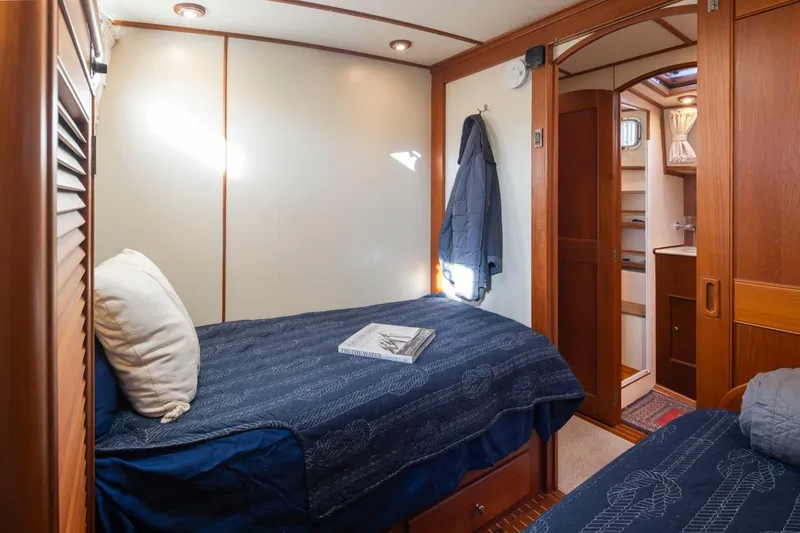 Slide: The Image of Interior of 2003 Grand Banks 54 Eastbay SX yacht cabin. - 33