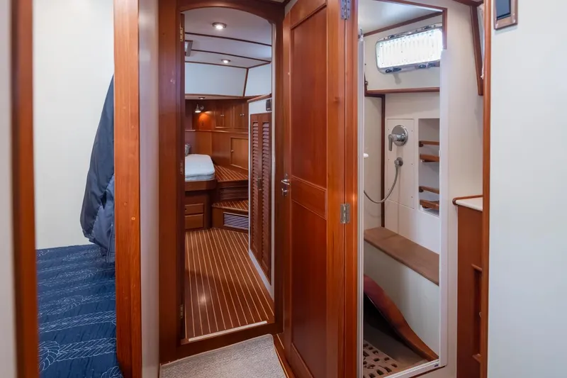 Slide: The Image of Interior of 2003 Grand Banks 54 Eastbay SX yacht. - 34